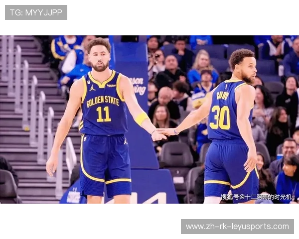 2021年季后赛：“水花兄弟”库里与汤普森联手，多次在关键时刻平推对手